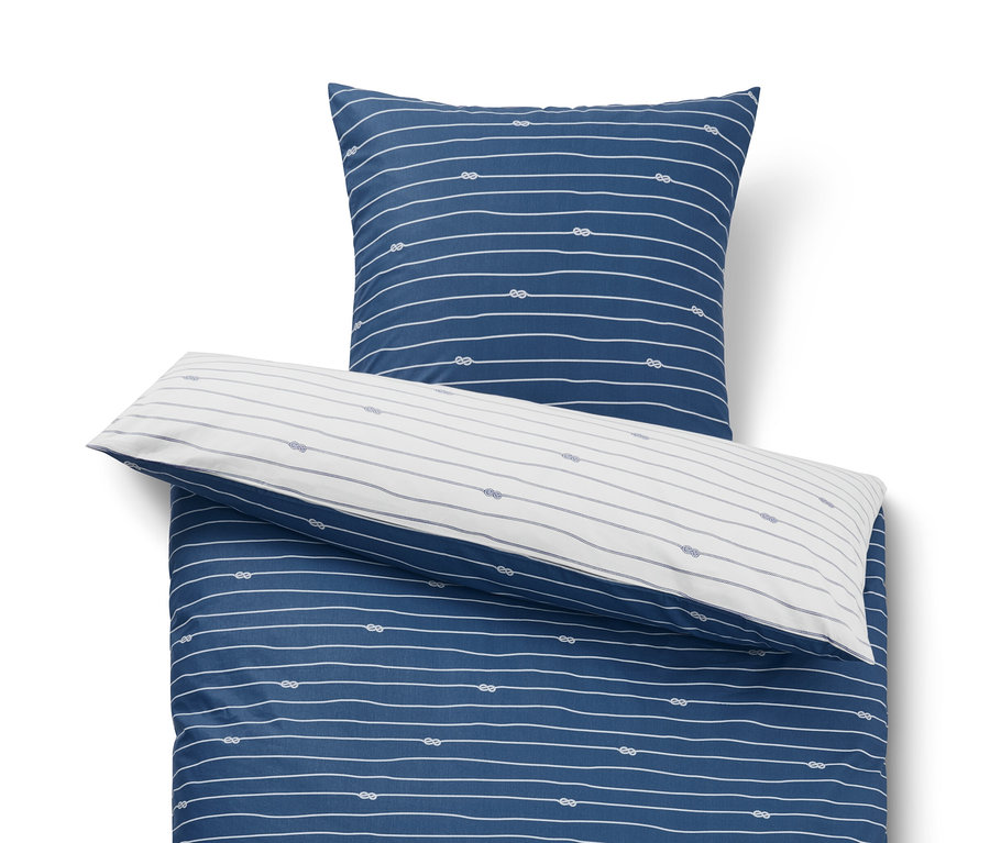 Une parure de lit en percale bleu marine de taille normale avec des rayures blanches et un motif de nœuds, composée d'une taie d'oreiller et d'une housse de couette.