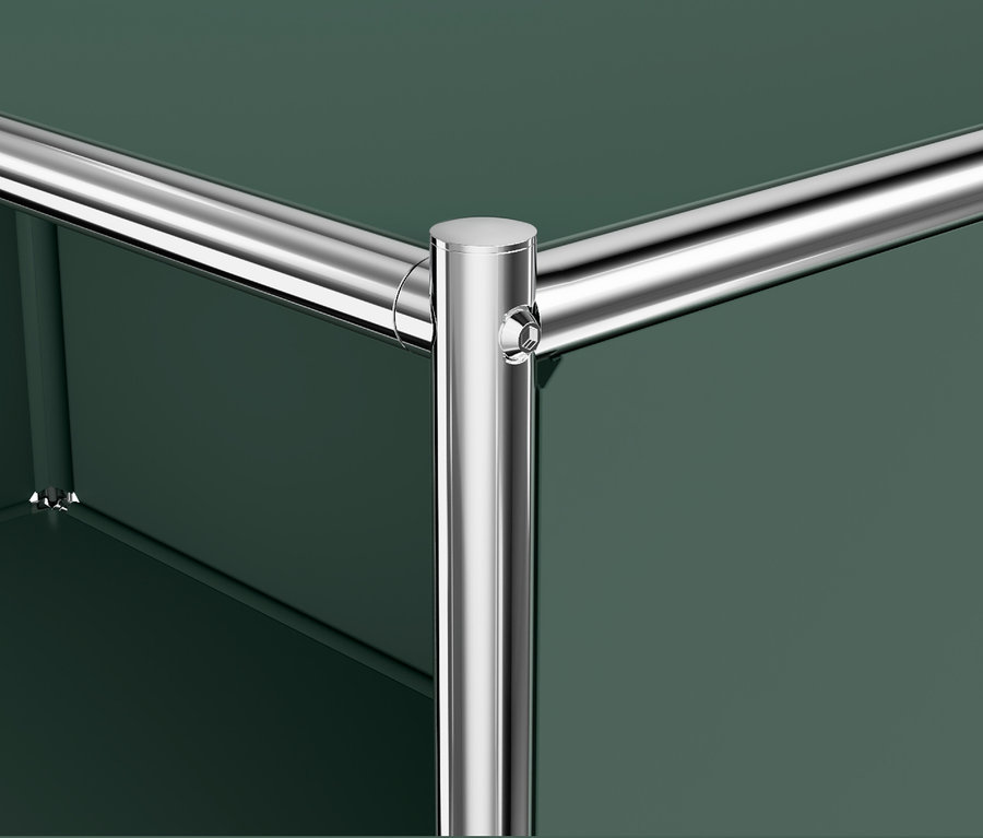 Détail d'un coin de la commode métallique « CN3 » avec structure tubulaire chromée et abattants vert olive.