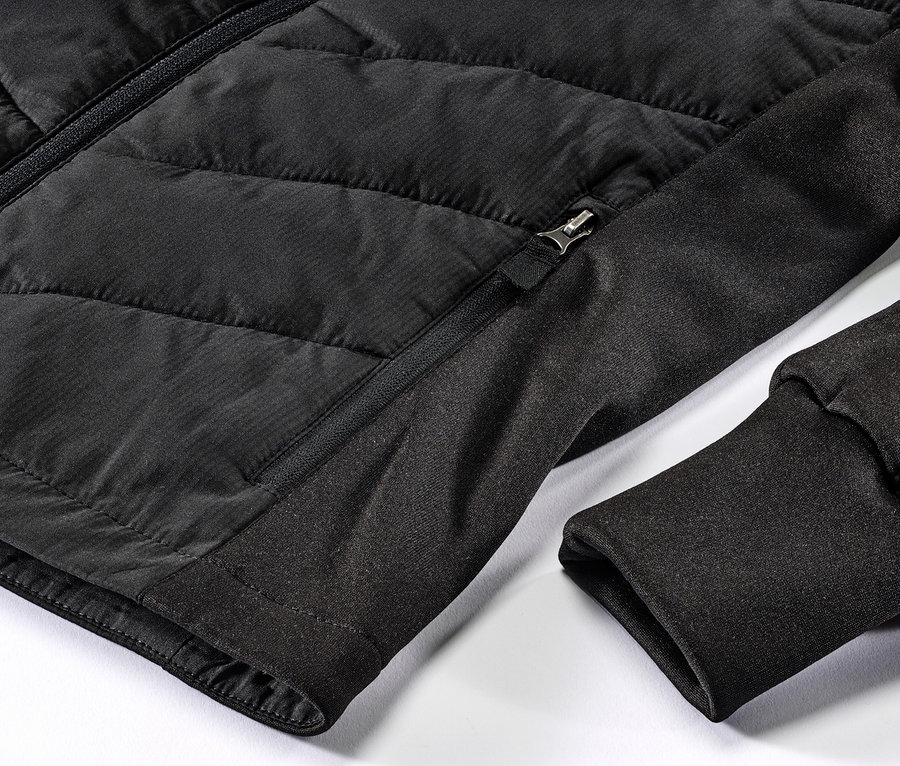 Détail d'une veste de sport thermique pour enfant.