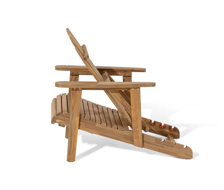 Gros plan latéral d'un fauteuil de relaxation Adirondack simple avec repose-pieds extensible. La chaise est en bois.