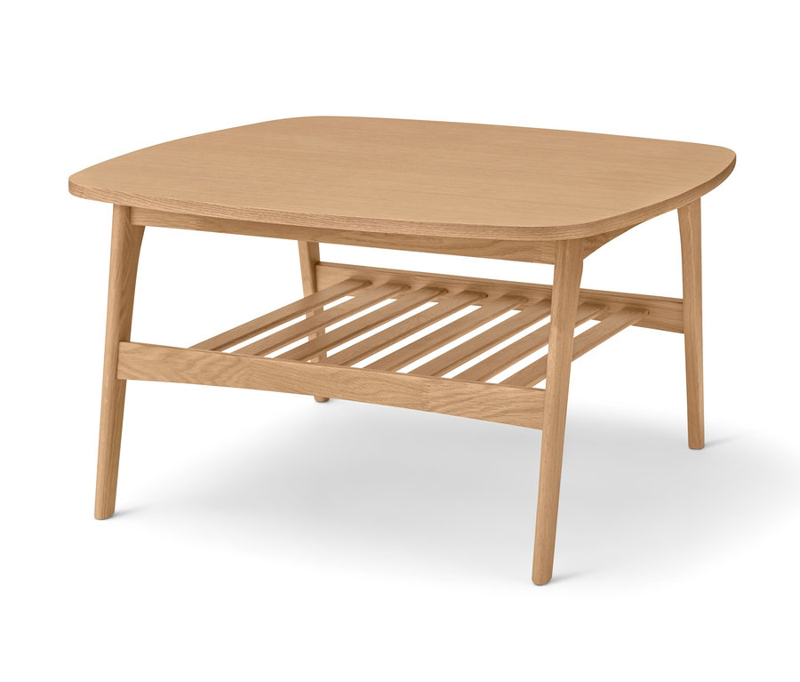Table basse, grande, en bois clair.