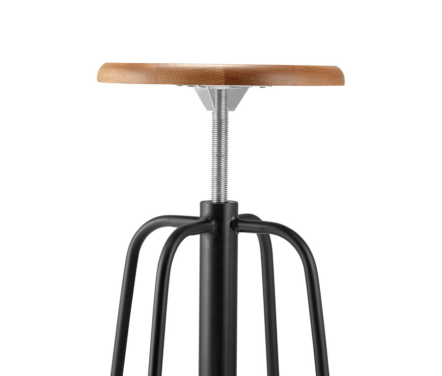 Gros plan d'un tabouret de bar noir à hauteur réglable avec une assise en bois.