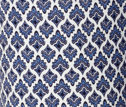 Gros plan sur un pantalon en jersey imprimé avec un motif bleu et blanc.
