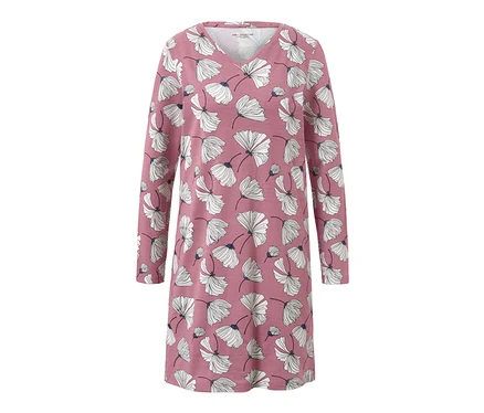 Chemise de nuit rose à manches longues avec des fleurs blanches.