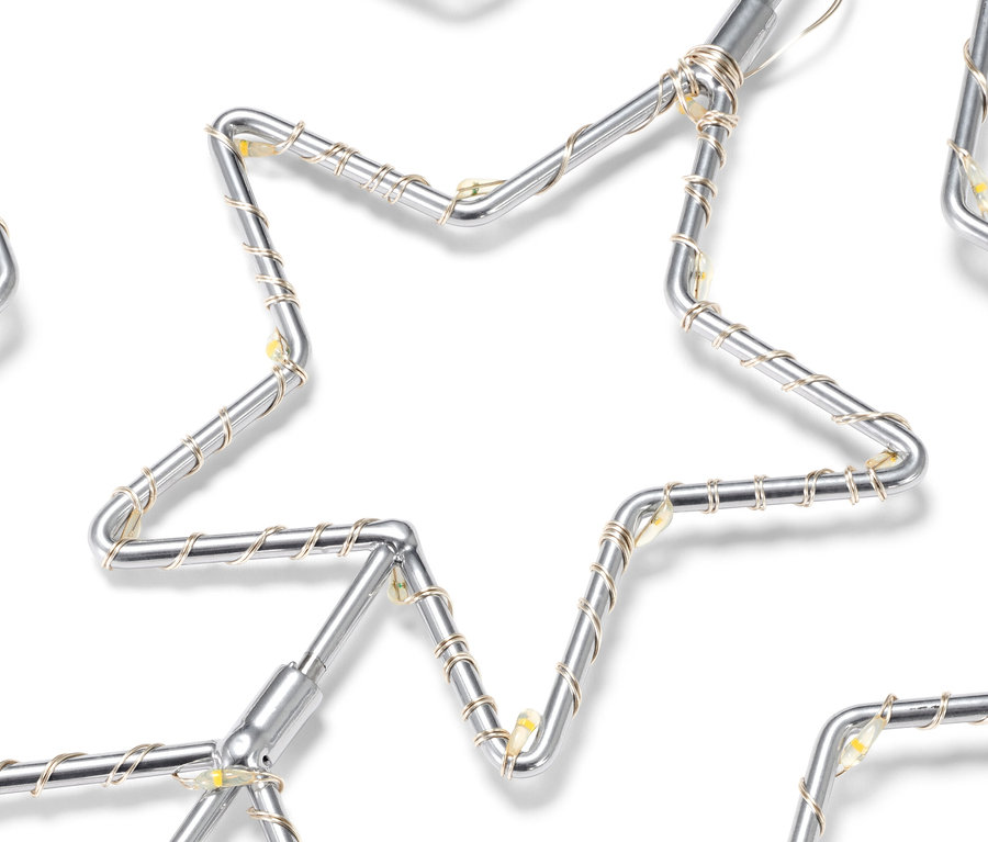 Gros plan d'une étoile à LED avec faisceau lumineux sur fond blanc.