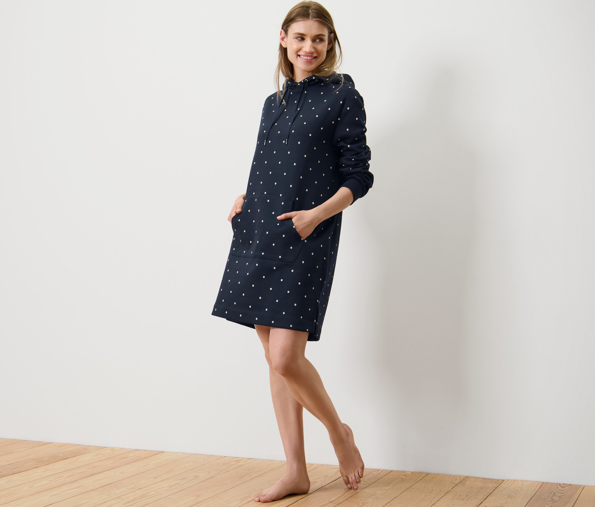 Femme posant dans une robe d’intérieur à pois.