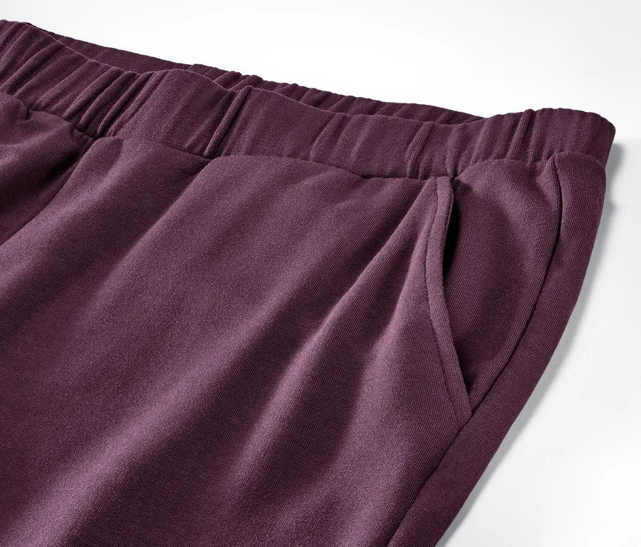 Détail d'un pantalon de détente violet avec poche (Tenue d’intérieur).