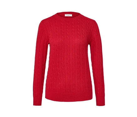 Pull en maille torsadée rouge.