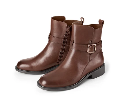 Bottines en cuir marron sur fond blanc.
