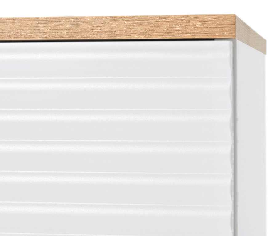 Détail d'un banc blanc avec espace de rangement et plateau en bois.