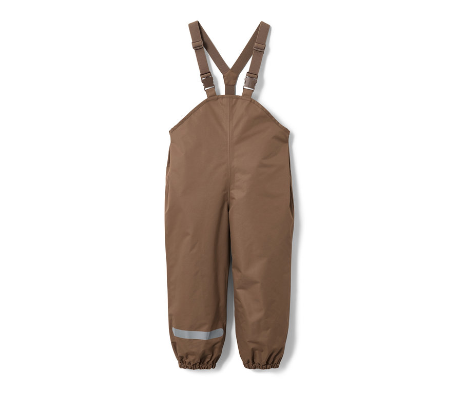 Un pantalon de pluie marron pour enfant avec une bavette et une bande réfléchissante sur la jambe.