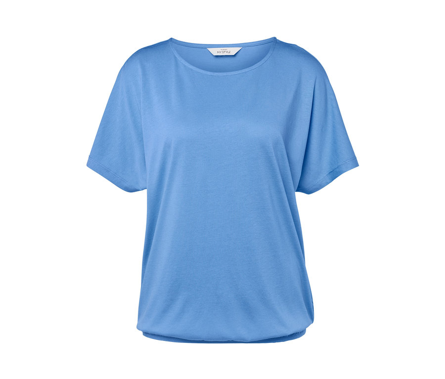Blouse bleu clair.