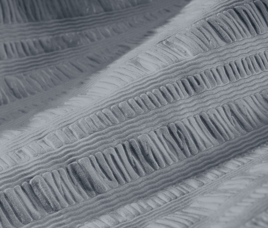 Gros plan sur une parure de lit en seersucker grise de taille standard et grande taille.