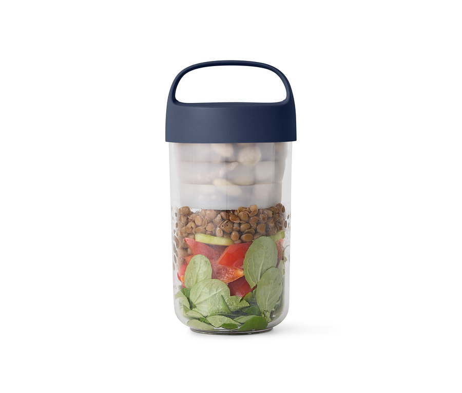 Récipient transparent avec couvercle bleu rempli de salade, de lentilles et de haricots blancs.