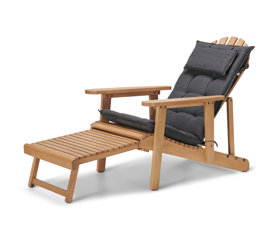 Un fauteuil de jardin Adirondack de couleur naturelle avec repose-pieds extensible et coussin gris.