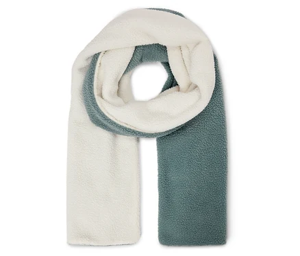 Une écharpe bicolore, crème et bleu-vert.