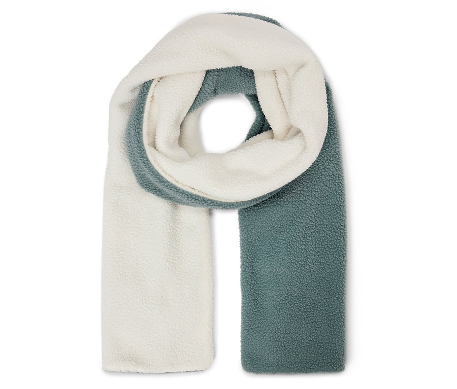 Une écharpe bicolore, crème et bleu-vert.