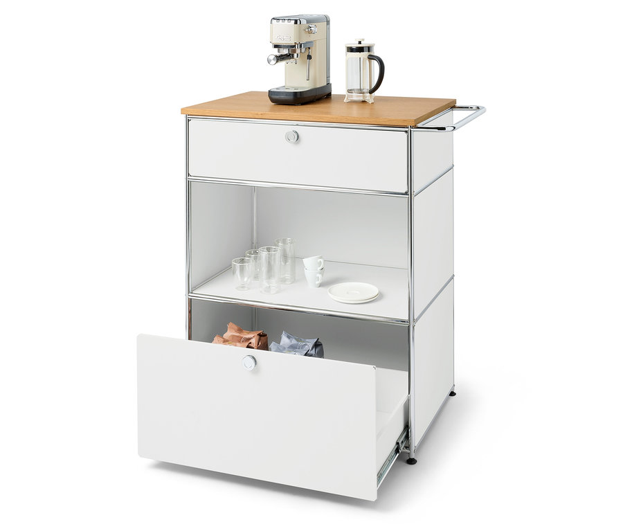 Machine à expresso et cafetière à piston sur le dessus d'un chariot blanc avec tiroir inférieur ouvert.