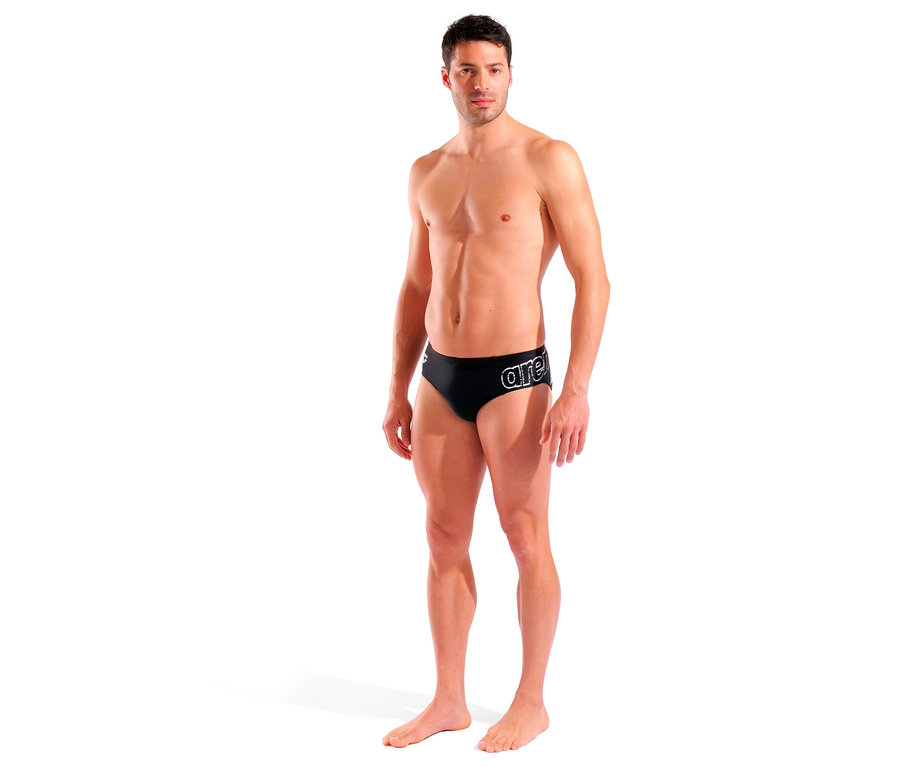 Un homme pose en maillot de bain slip arena Scratchy, noir.