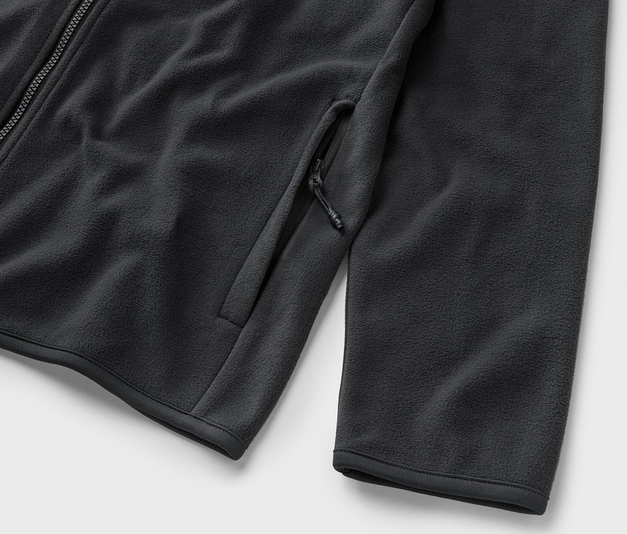 Détail d'une veste polaire anthracite.