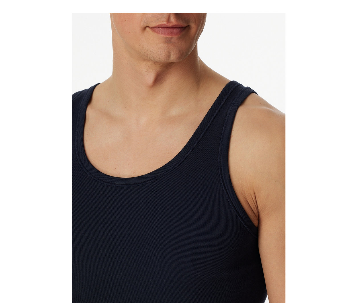 Homme portant un maillot de corps SCHIESSER bleu en maille côtelée fine.