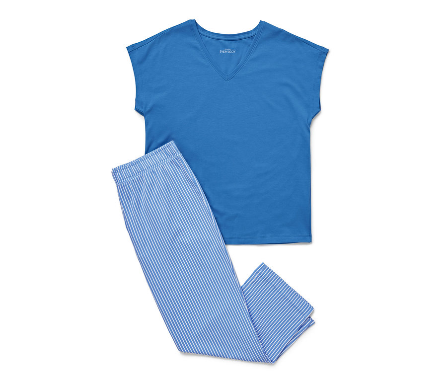 Ensemble pyjama bleu avec t-shirt et pantalon rayé.