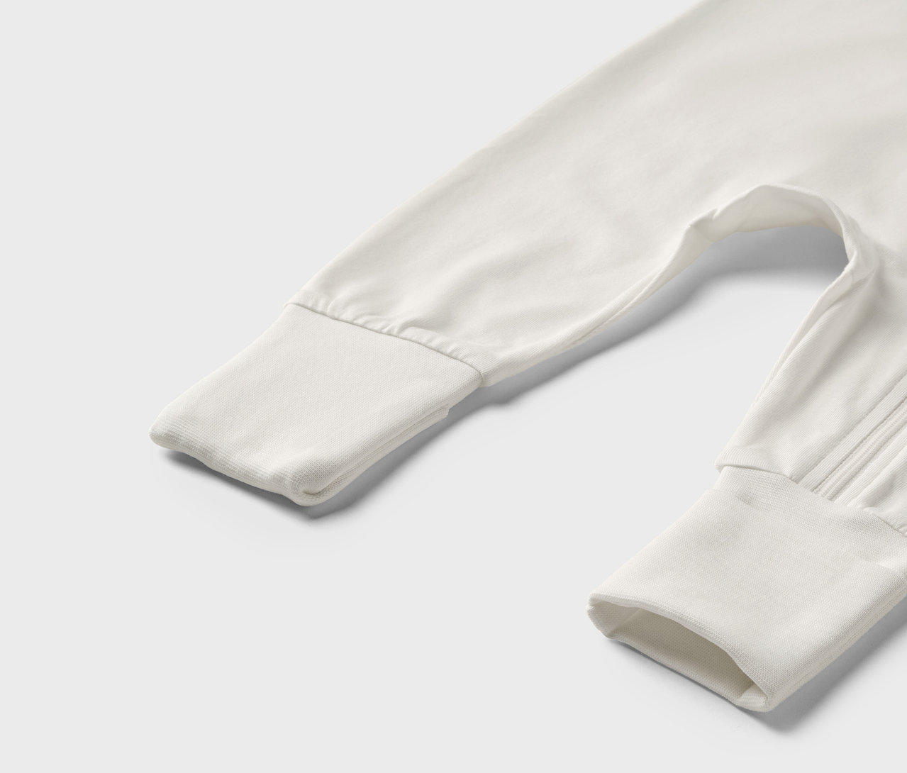 Gros plan sur un pyjama bébé blanc/vert.