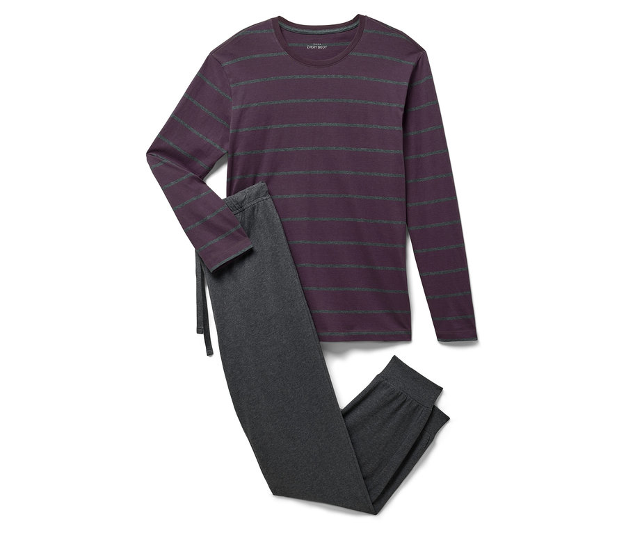 Un pyjama violet rayé à manches longues et un pantalon de pyjama gris sont posés sur un fond blanc.