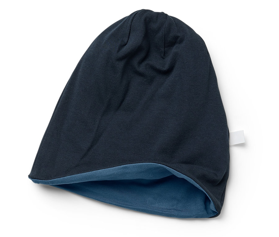 Un bonnet bleu foncé avec une doublure bleue posé sur un fond blanc.