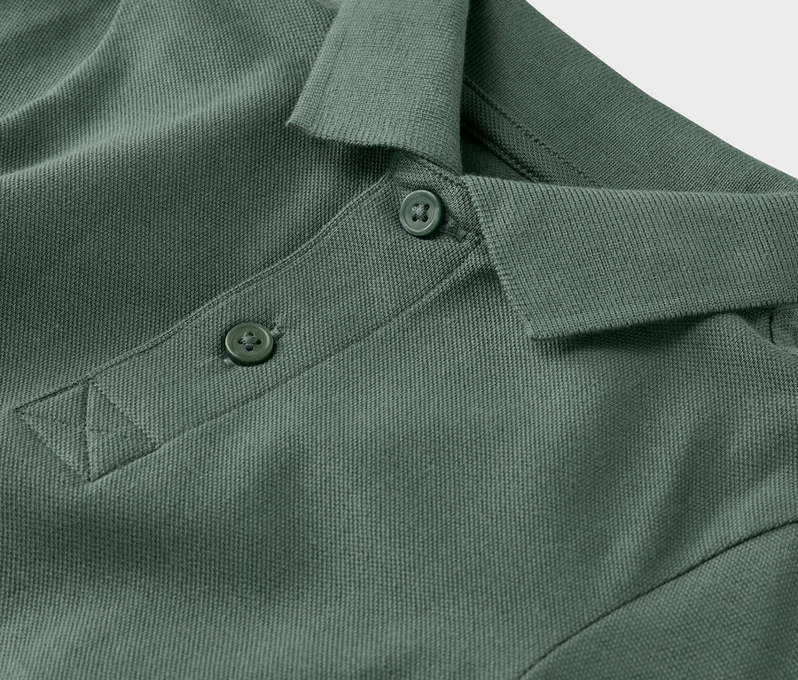 Gros plan sur un polo vert pour enfant en piqué de coton (lot de 2).