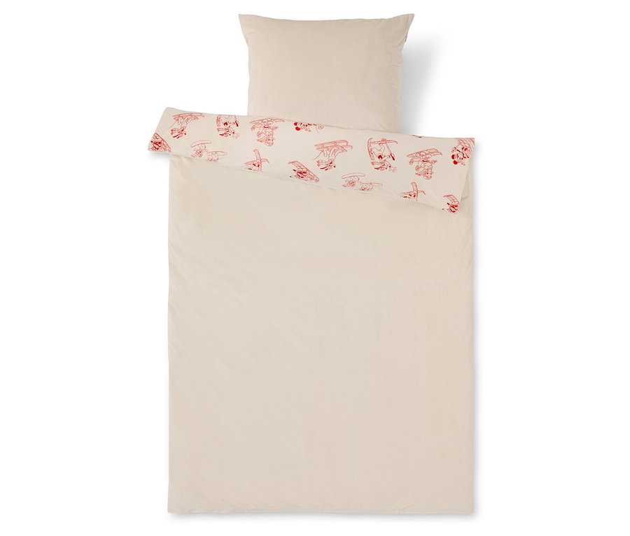 Linge de lit beige avec des motifs de dessins animés rouges.