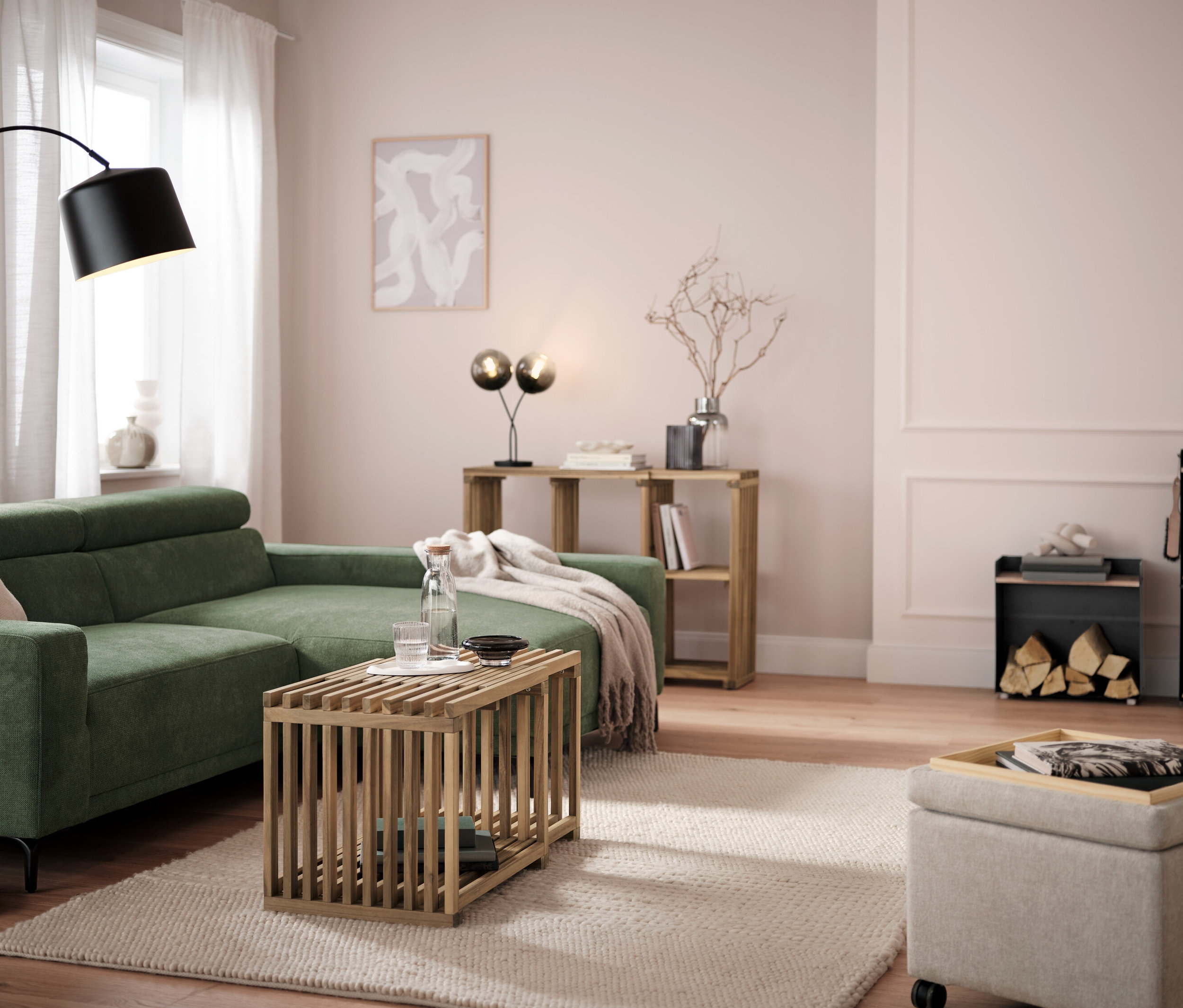 Salon avec canapé, table basse et haut range-bûches avec espace de rangement.