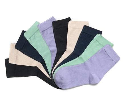 Chaussettes de différentes couleurs disposées en éventail.