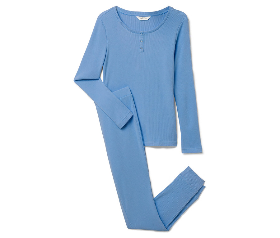 Pyjama bleu à manches longues et pantalon.