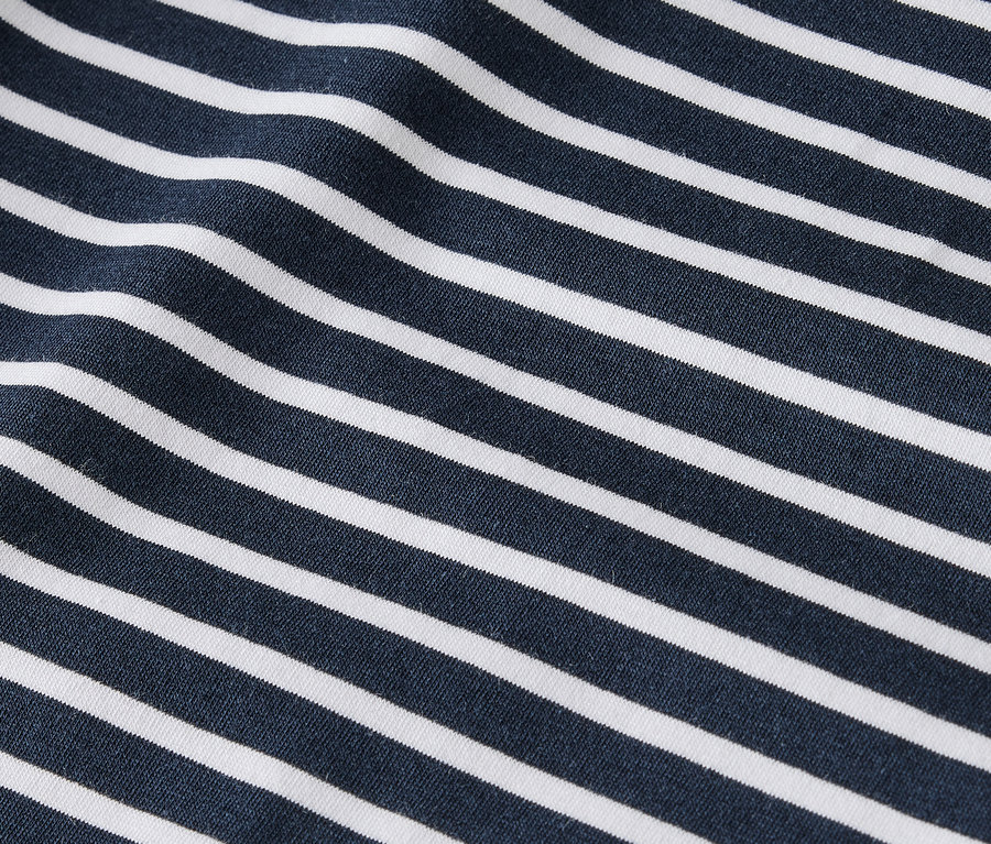 Gros plan d'un tissu à rayures bleu foncé et blanches.