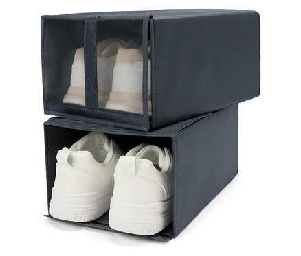 Deux boîtes à chaussures empilées. Des chaussures sont visibles à travers la face avant transparente de la boîte à chaussures supérieure.