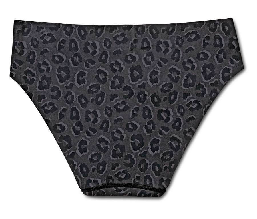 Un bas de maillot de bain à motif léopard sur fond blanc.