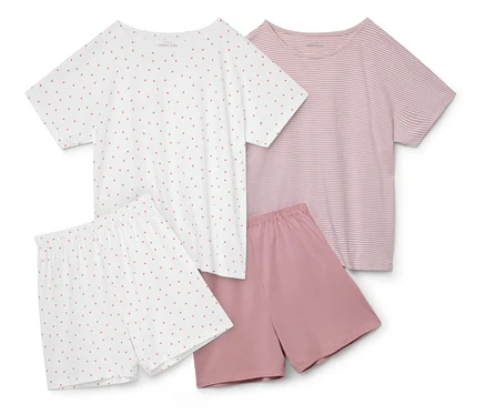 Deux pyjamas courts pour enfant : un ensemble blanc à pois rouges et un ensemble rose rayé.