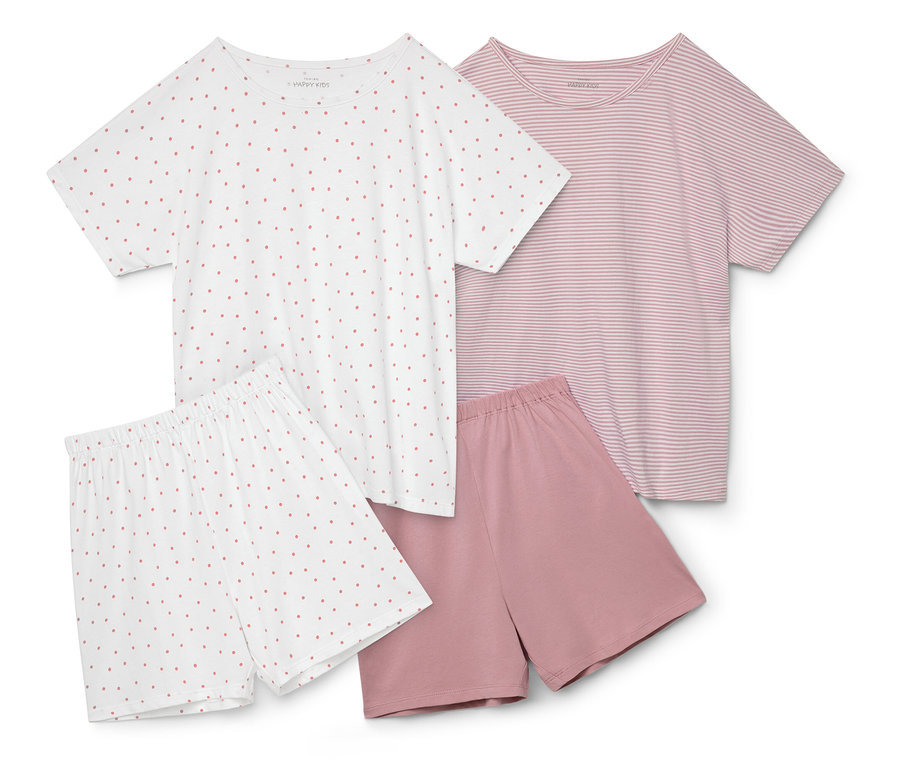 Deux ensembles de pyjama. Un ensemble a un t-shirt blanc à manches courtes avec des pois et un short blanc. L'autre ensemble a un t-shirt rose rayé à manches courtes et un short rose.