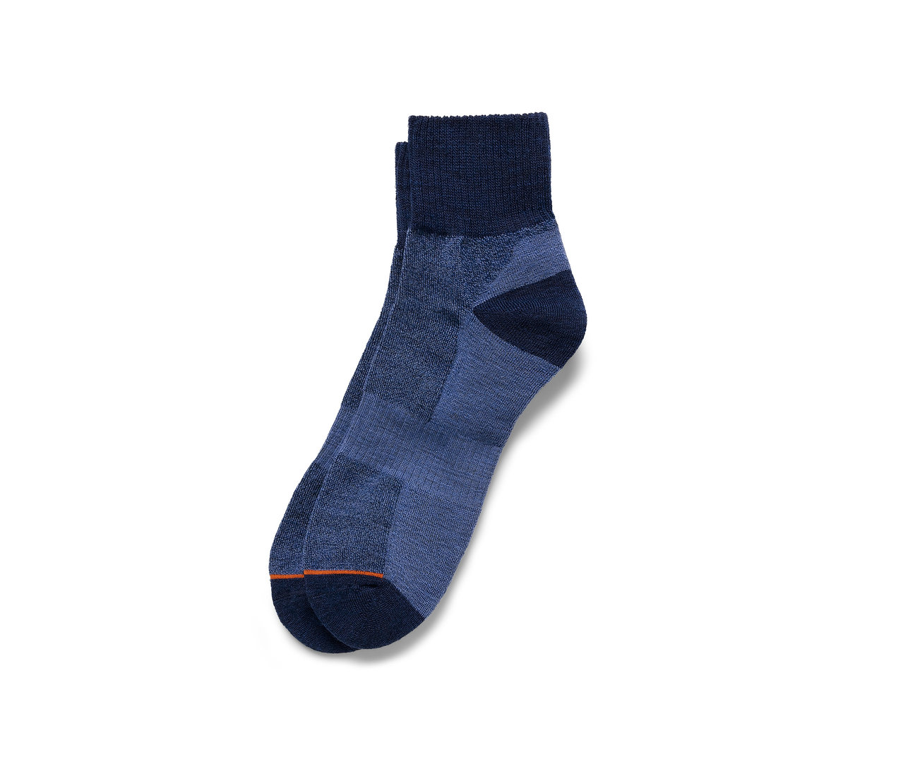Une paire de chaussettes courtes de trekking en laine mérinos bleues.