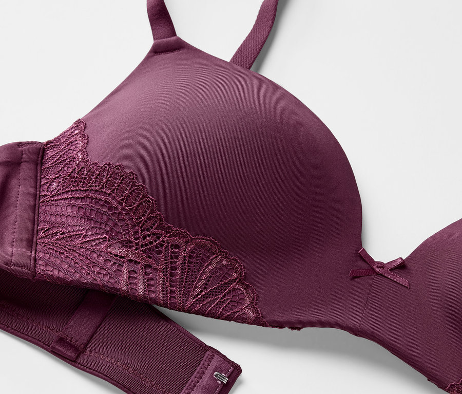 Détail d'un soutien-gorge à coques souples bordeaux.