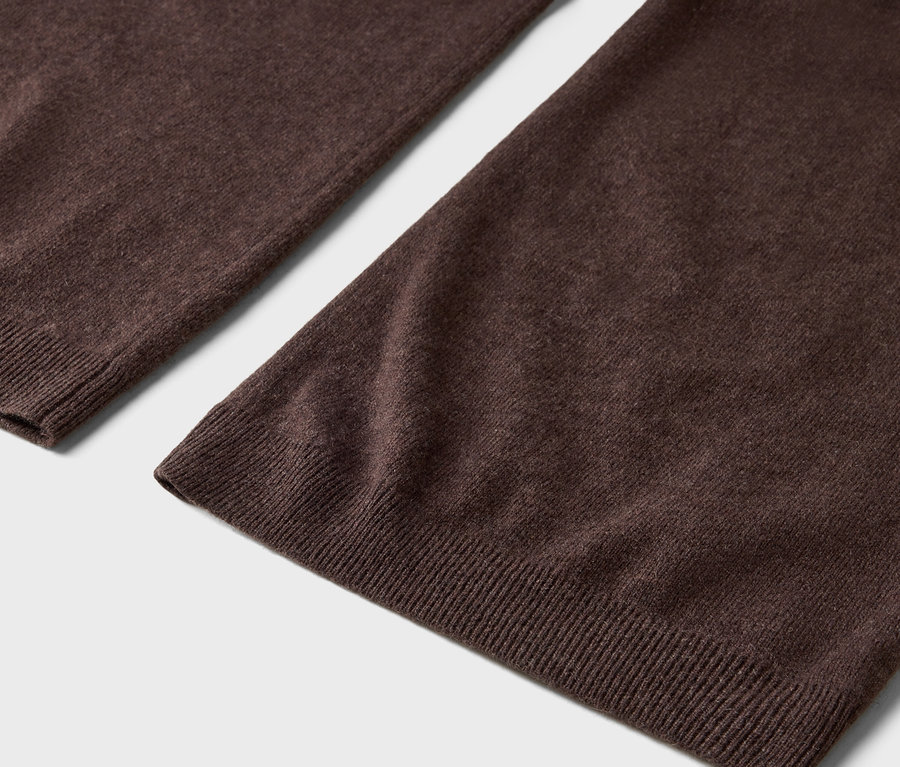 Gros plan d'un pantalon en laine marron avec ourlet côtelé.