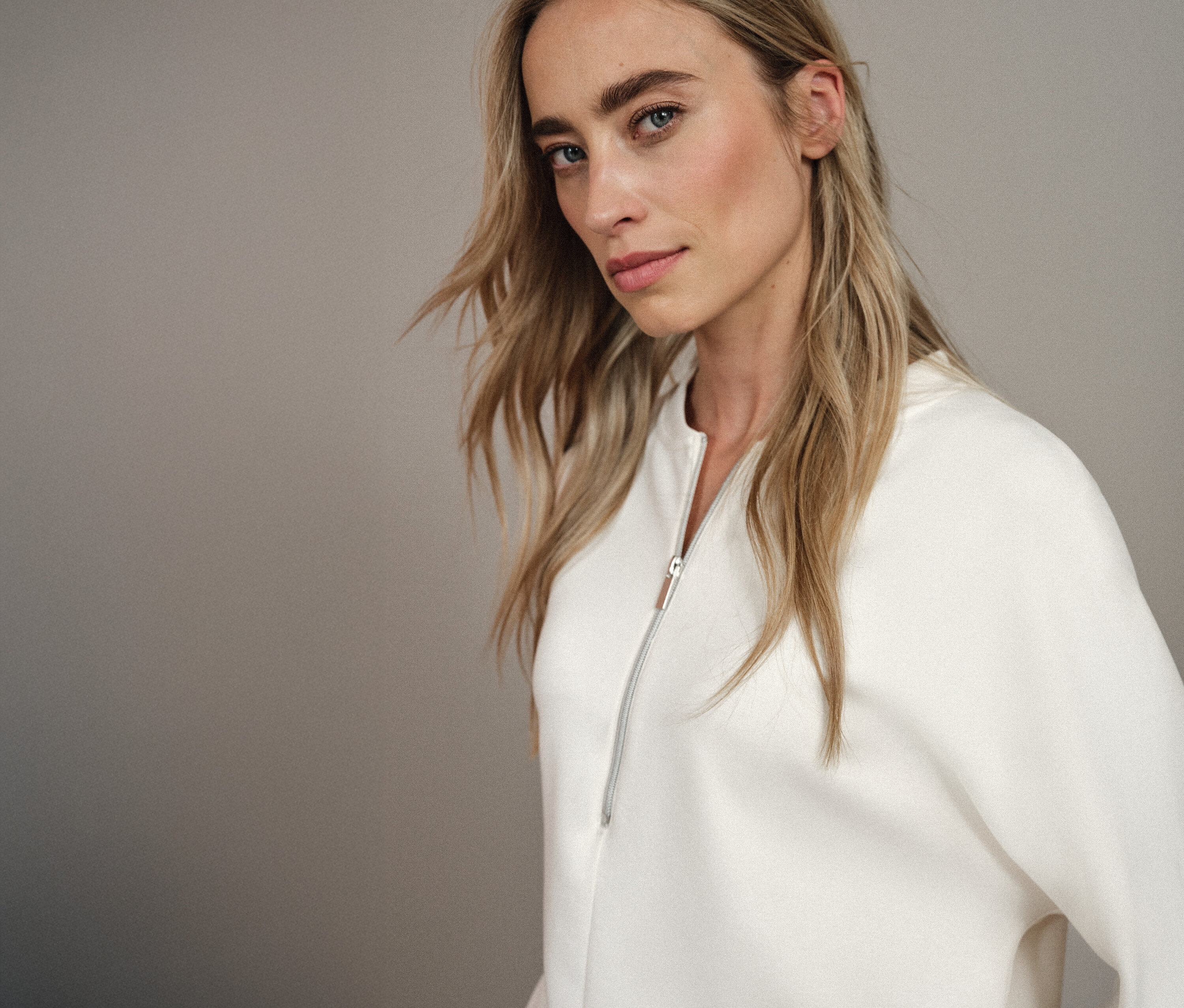 Femme portant un t-shirt en mélange avec modal Street One.