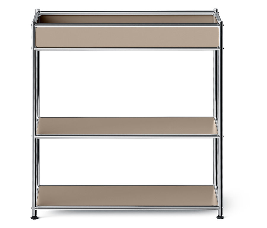 Étagère à trois niveaux avec des étagères beiges et un cadre argenté.