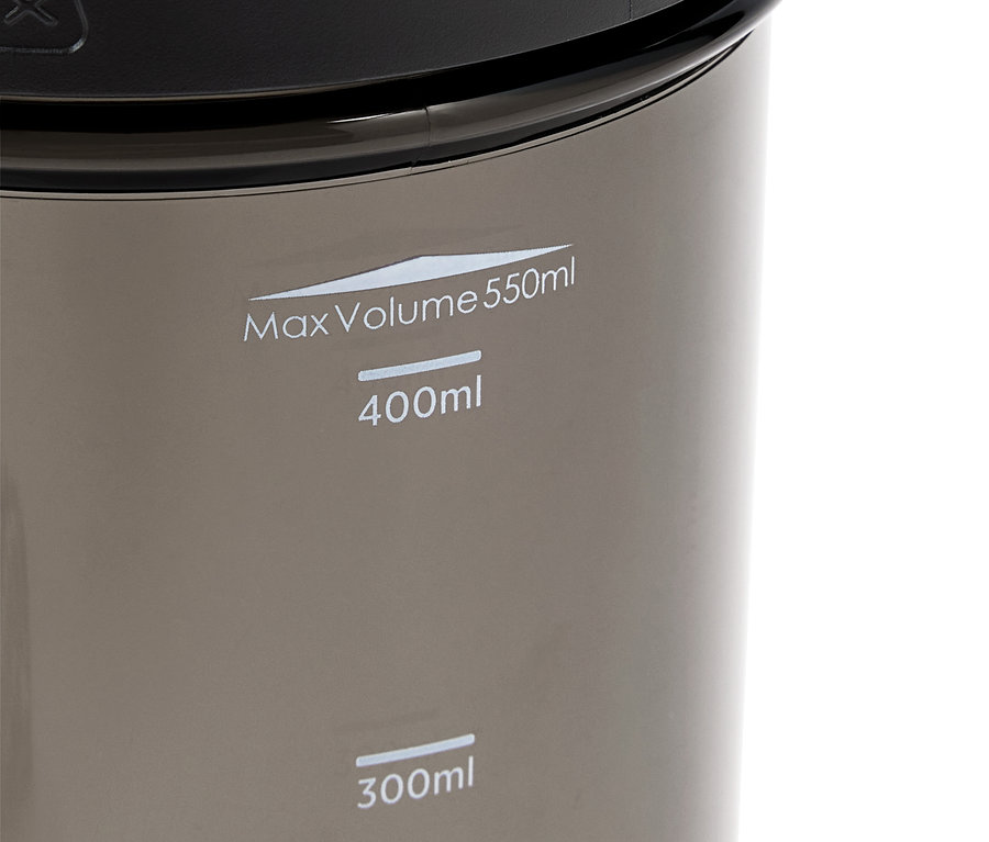 Gros plan d'un récipient gris avec un couvercle noir et des marquages blancs indiquant les volumes de 300 ml, 400 ml et un volume maximal de 550 ml.