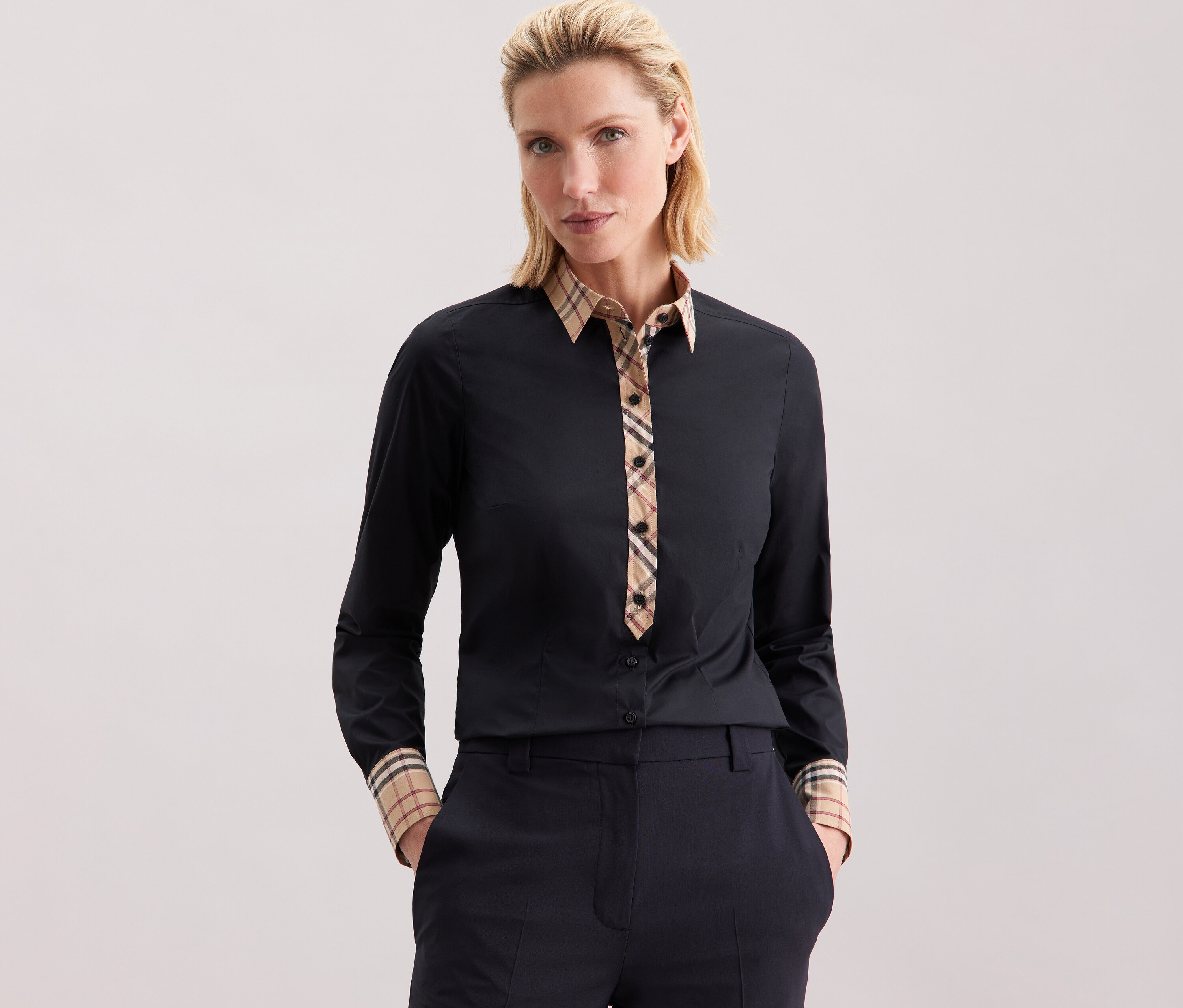 Femme portant une chemise en popeline à carreaux Seidensticker.