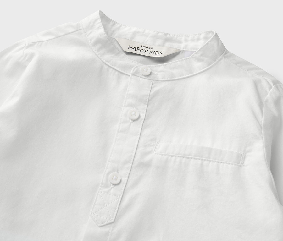 Gros plan sur une chemise blanche pour enfant.