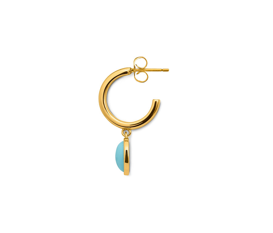 Créole dorée avec pendentif.