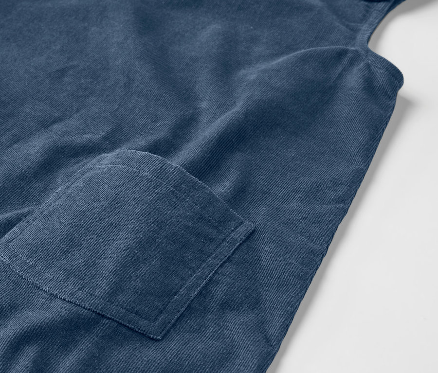Gros plan d'une robe-salopette pour enfant avec une poche.