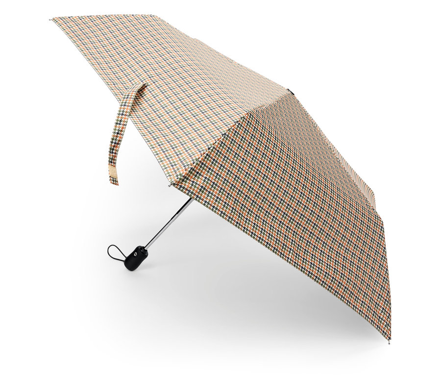 Un parapluie pliant ouvert avec un motif à carreaux.